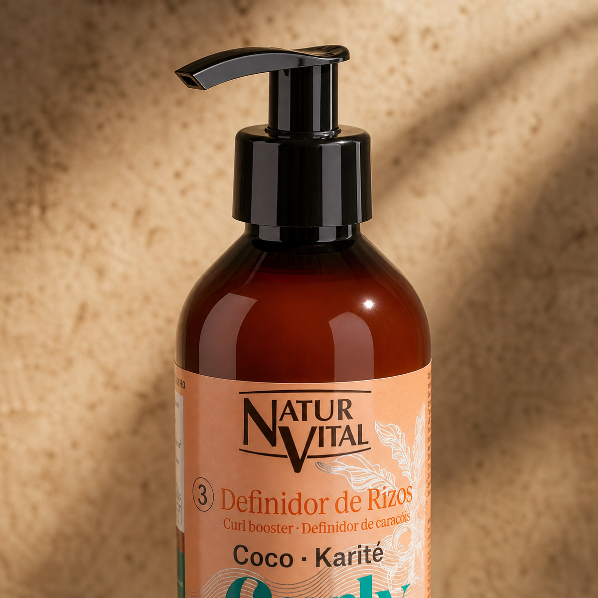 Detalle de la etiqueta del Definidor de Rizos NaturVital Curly con coco y karité 280 ml