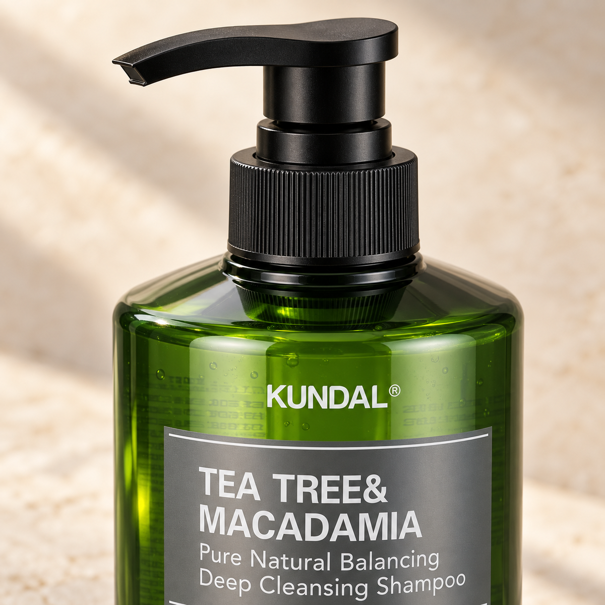 Detalle de la etiqueta del Shampoo Kundal Tea Tree & Macadamia Cherry Blossom 500 ml