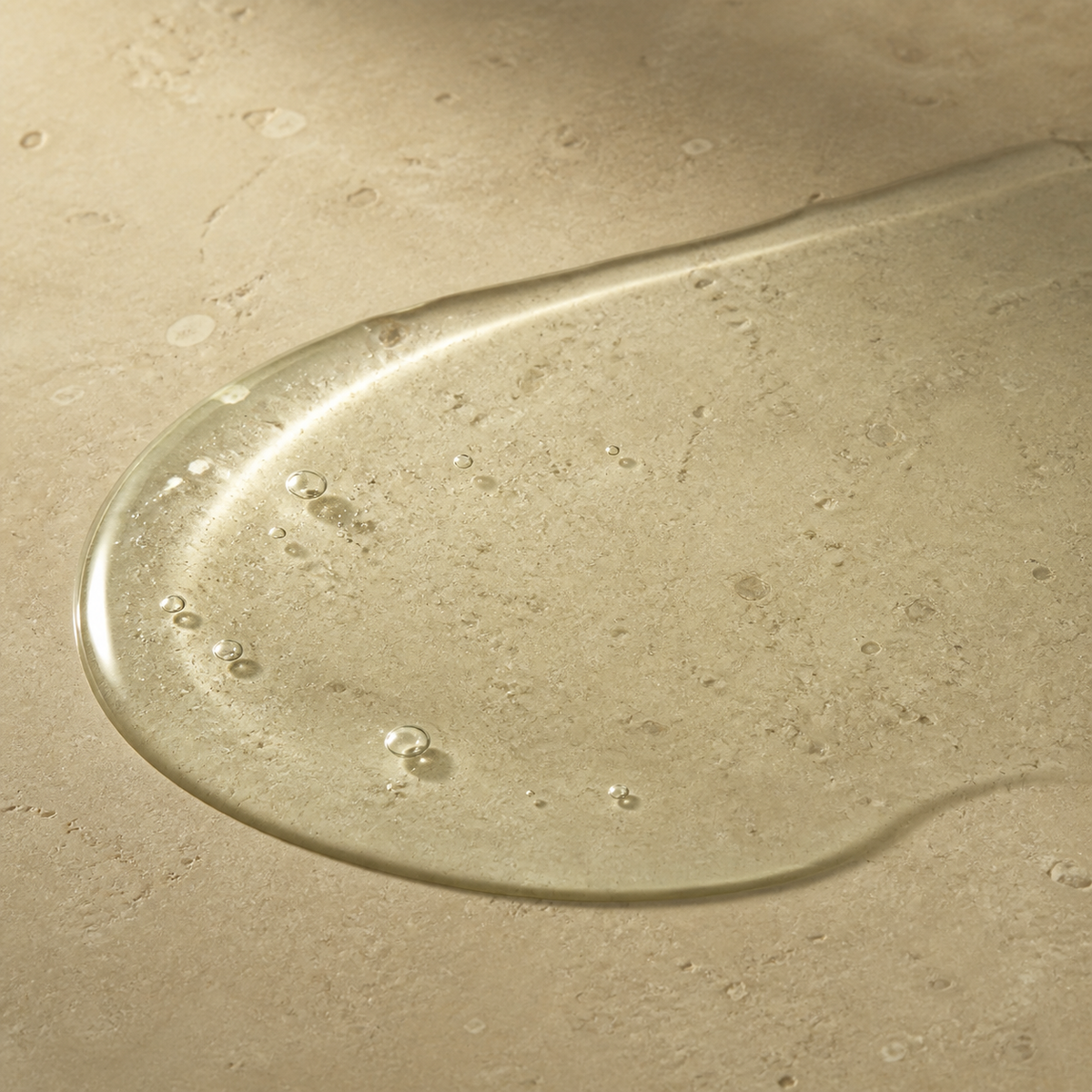 Textura en gel transparente del Shampoo NaturVital Sensitive anticaspa para cuero cabelludo sensible 300 ml