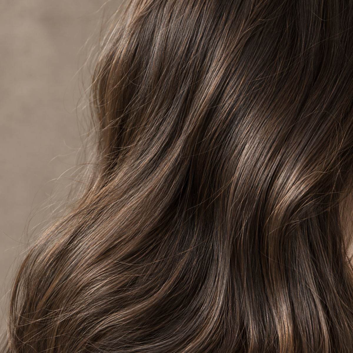 Cabello castaño suave y brillante en primer plano, acabado de la Esencia capilar Elizavecca CER-100 Protein Ion Injection 50 ml