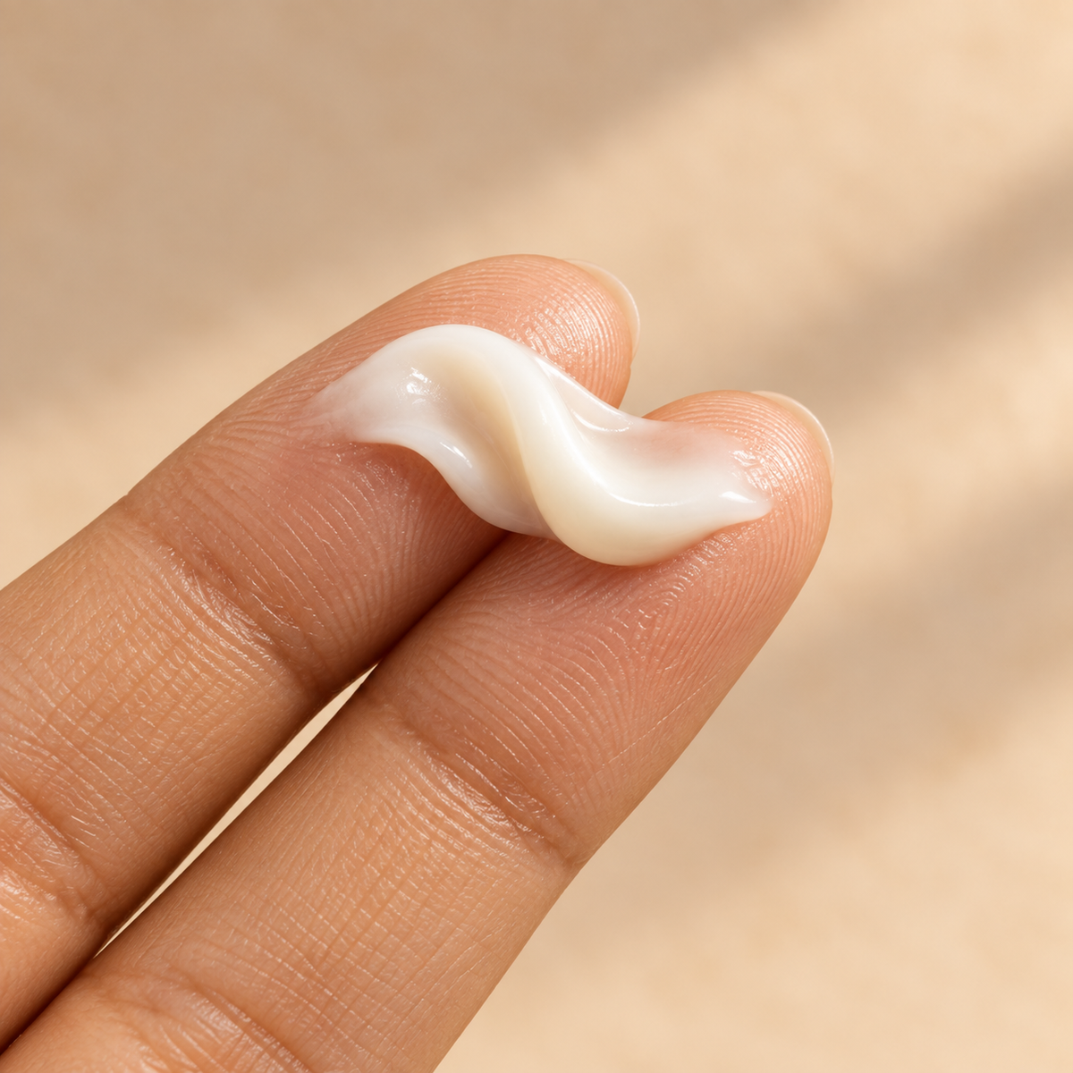 Textura en crema de la Crema para rizos Elizavecca CER-100 Curl Cream 120 ml en la yema de los dedos