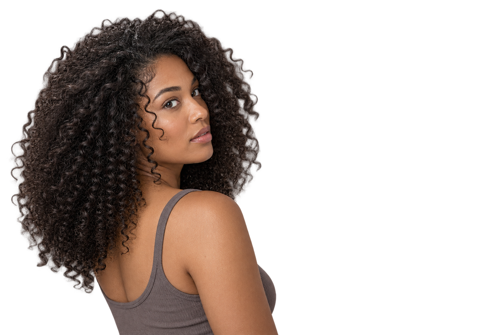 Mujer de cabello rizado y voluminoso mirando por encima del hombro