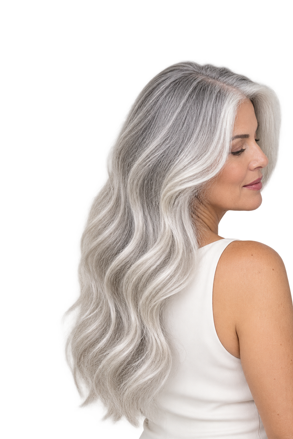 Mujer de cabello canoso plateado y luminoso, resultado de la Mascarilla matizante NaturVital Silver para canas 300 ml