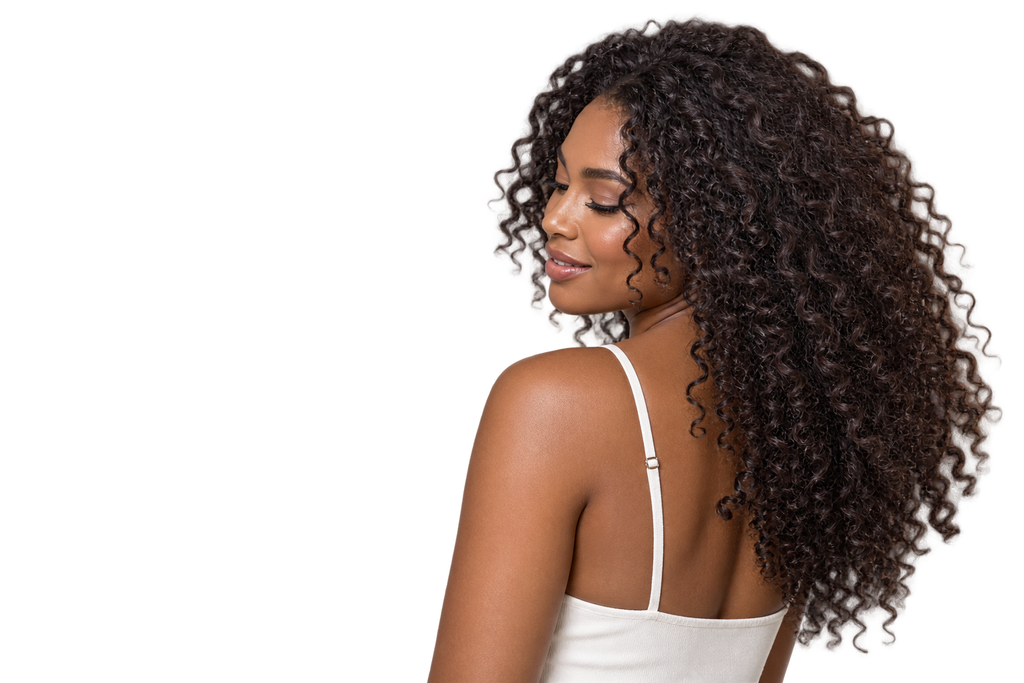 Mujer de cabello rizado y definido, resultado del Definidor de Rizos NaturVital Curly con coco y karité 280 ml