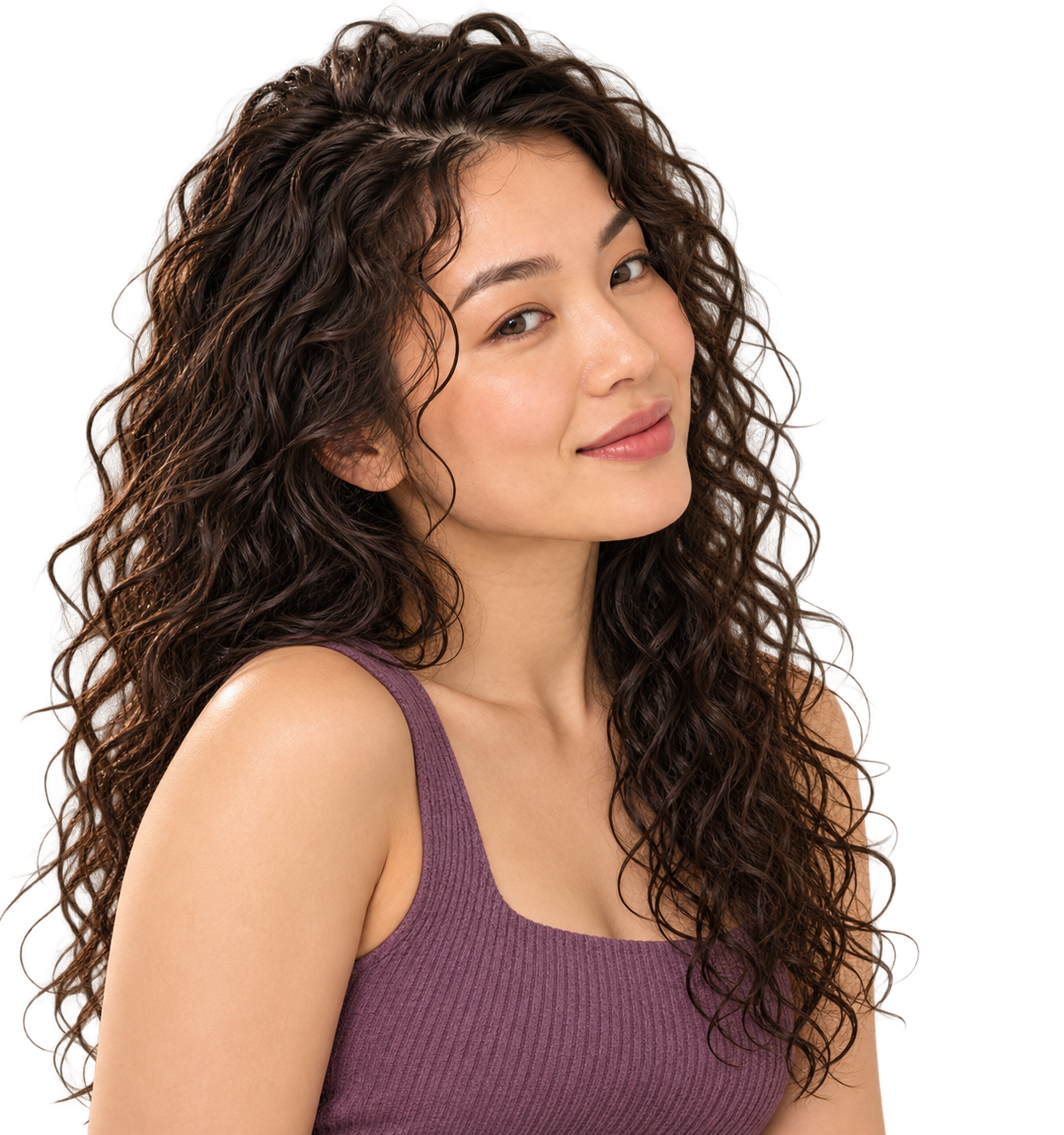 Mujer de cabello rizado oscuro sonriendo de lado