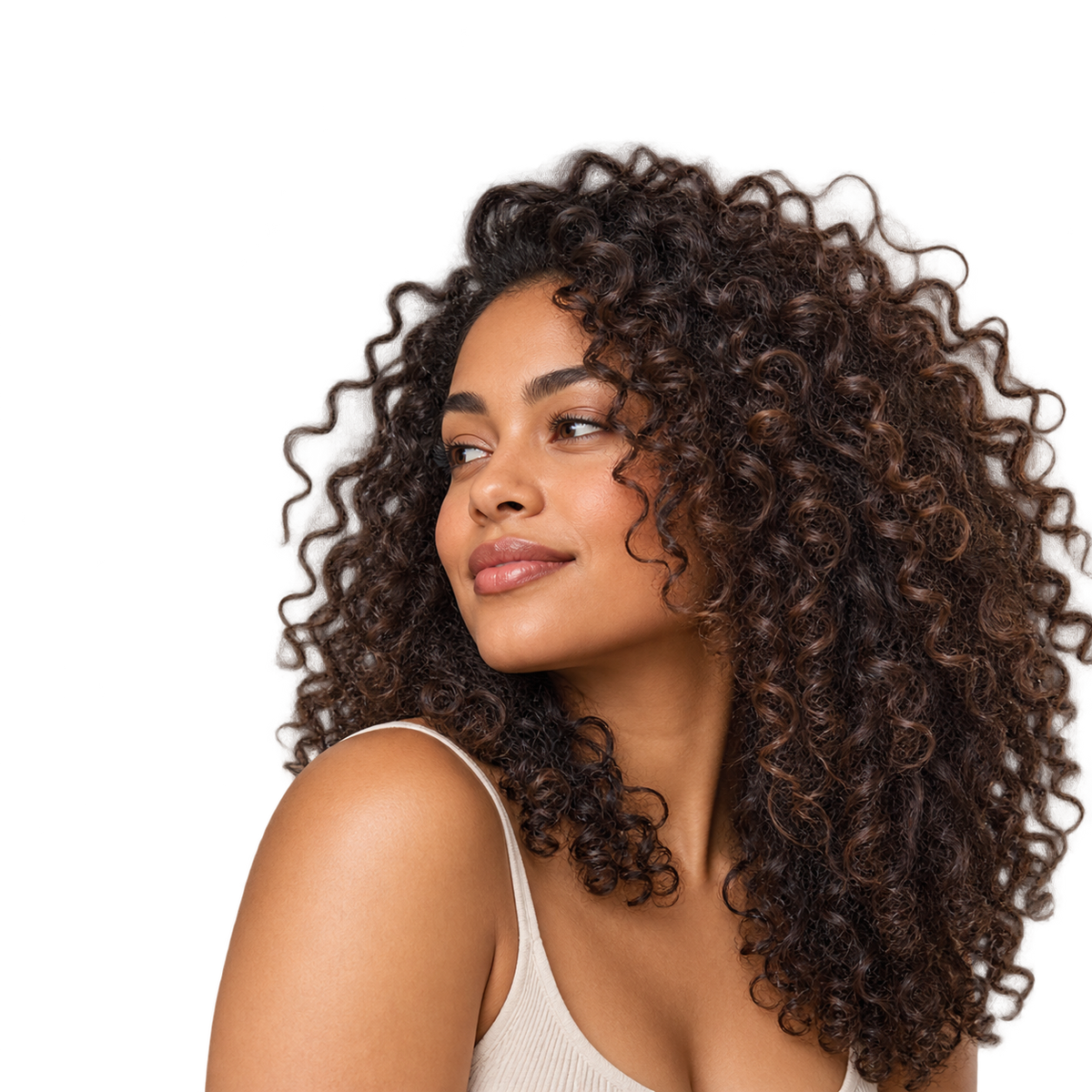 Mujer de cabello rizado oscuro y voluminoso mirando de lado
