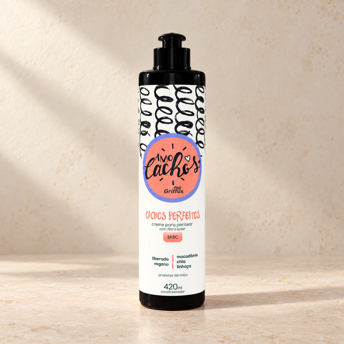 Crema para Peinar Griffus Amo Cachos Cachos Perfectos 420 ml, envase negro con etiqueta naranja