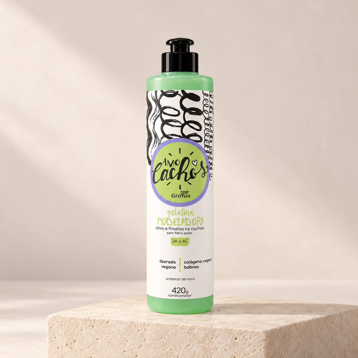 Gelatina Modeladora Griffus Love Curls de 420 g, envase verde con tapa negra, sobre un bloque de piedra