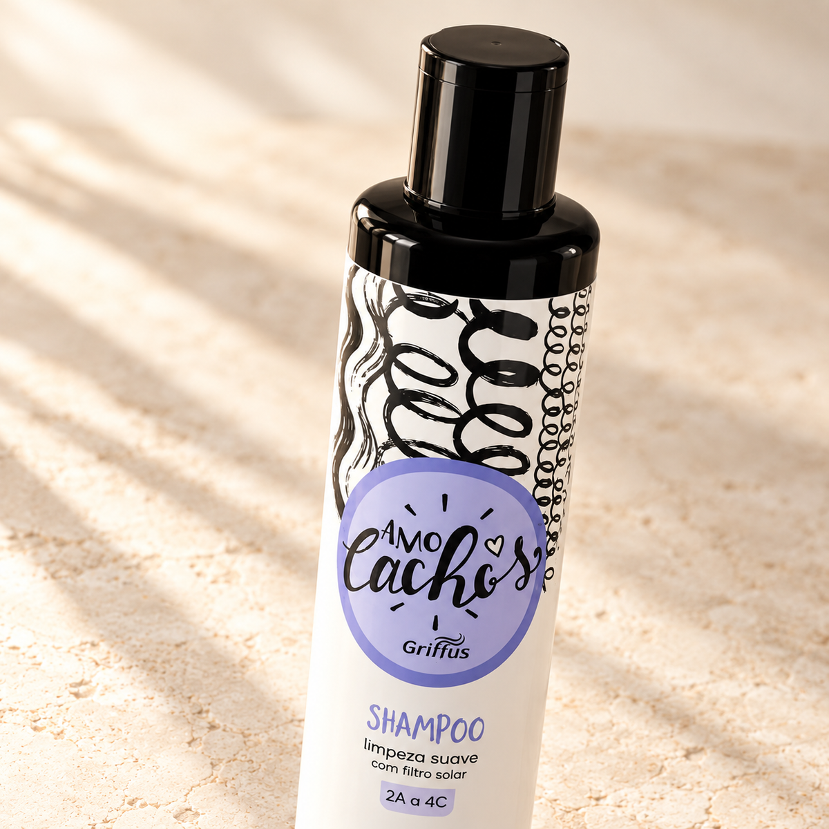 Detalle de la etiqueta del Shampoo Griffus Amo Cachos: limpieza suave con filtro solar, 2A a 4C