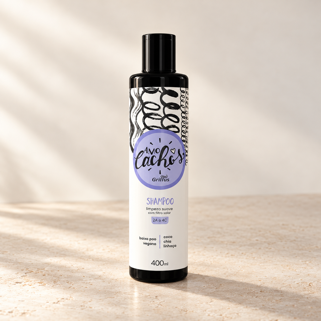 Shampoo Griffus Amo Cachos 400 ml, envase blanco con tapa negra y etiqueta ilustrada con rizos, sobre piedra clara