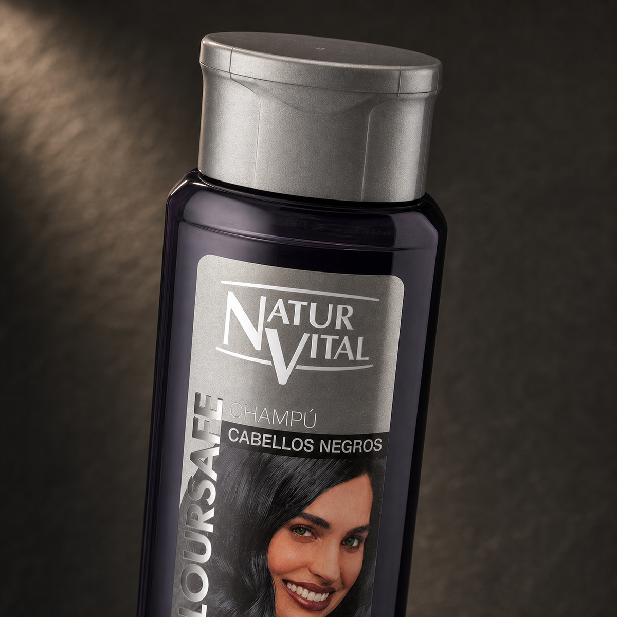 Detalle de la etiqueta del Shampoo NaturVital ColourSafe para cabellos negros 300 ml