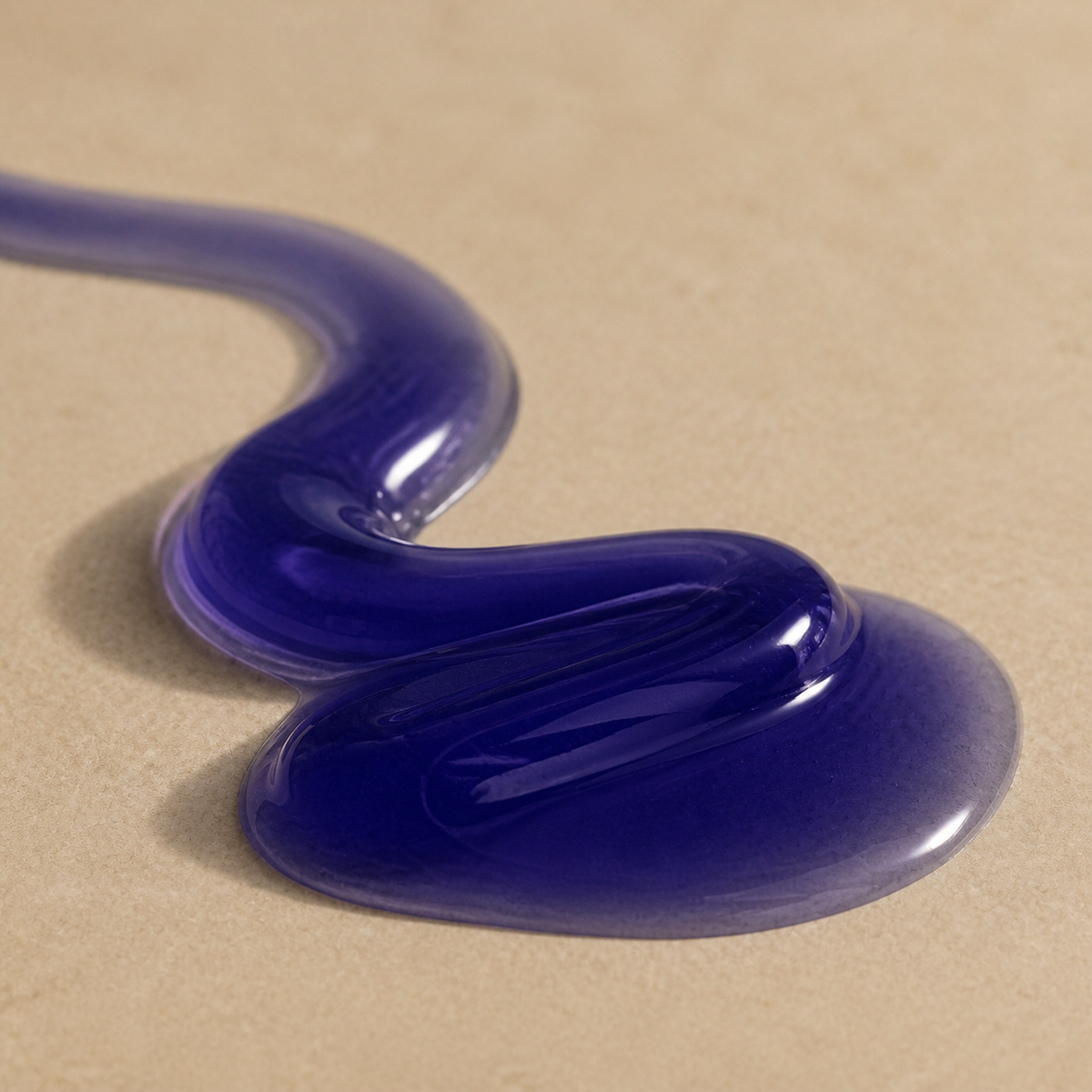 Textura en gel violeta matizante del Shampoo matizante NaturVital Silver para canas 300 ml